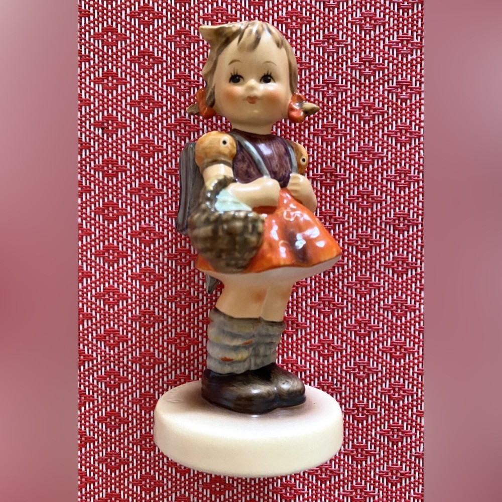 GOEBEL HUMMEL School Girl figurine #81 antique “125” on her backpack COLLECTIBLE - Picture 11 of 13